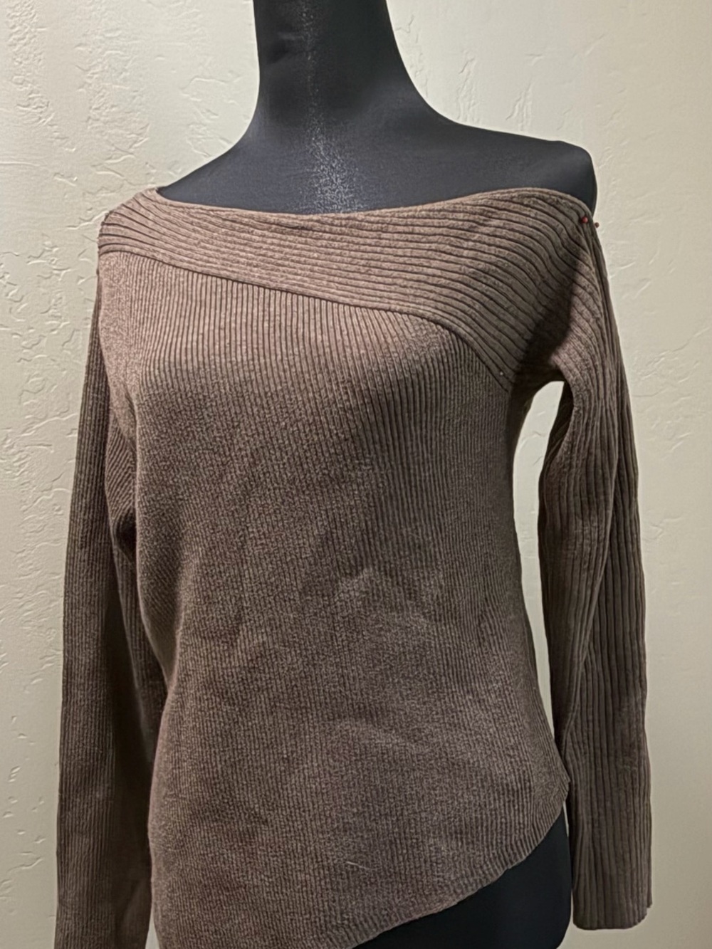 Off-the-Shoulder Ribbed Brown Sweater - Picture 3 of 6